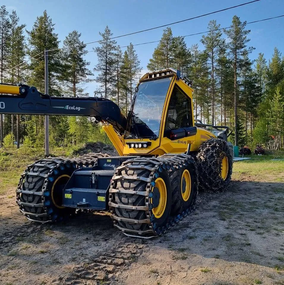 Skördarens boggi med band och kättingar på hjulen
